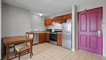 Suite estándar, cocina (1 Queen bed & 2 Double beds) | Cocina privada