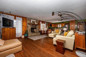 Smart TV, chimenea, reproductor de DVD y tenis de mesa 