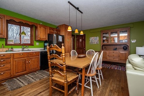 Dining - Thirty wooded acres, secluded, private five-acre lake, hot tub. (Morgantown)