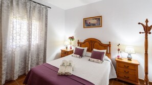 2 bedrooms, iron/ironing board, travel cot, WiFi