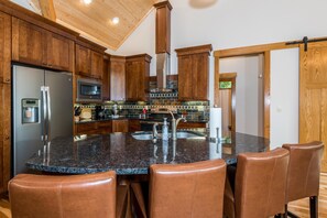 Fridge, microwave, oven, stovetop - 4BR, 3.5BA cabin (Nashville)