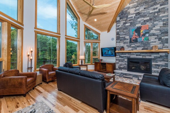 TV, fireplace, DVD player, books - 4BR, 3.5BA cabin (Nashville)