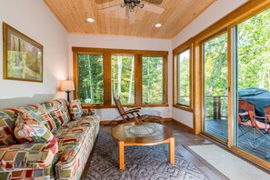 TV, fireplace, DVD player, books