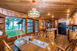 Dining - 3BR, 1.5BA log cabin (Nashville)