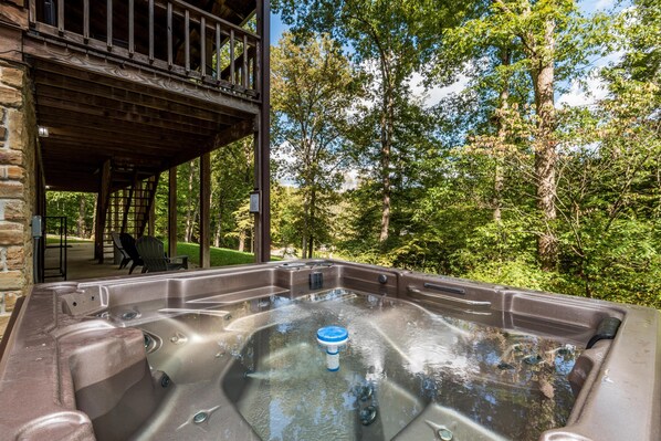 Outdoor spa tub