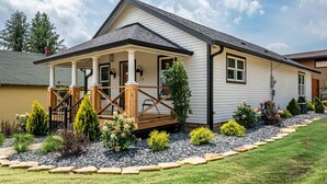 Exterior - Walk to Nashville | Hot Tub, 3 King Beds & Private Parking 3BR, 2.5BA (Nashville)