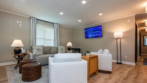 Smart TV, stereo - Walk to Nashville | Hot Tub, 3 King Beds & Private Parking 3BR, 2.5BA (Nashville)