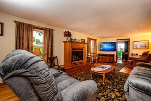 TV, peis, DVD-spiller og stereoanlegg