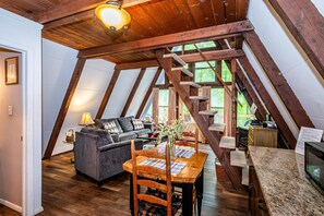 تلفزيون، مدفأة، مشغل دي في دي، كُتُب