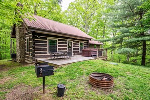 Outdoor dining - Ridge View Log Cabin | Hot Tub, Game Shed & EV Charger 2BR, 2 BA (Nashville)