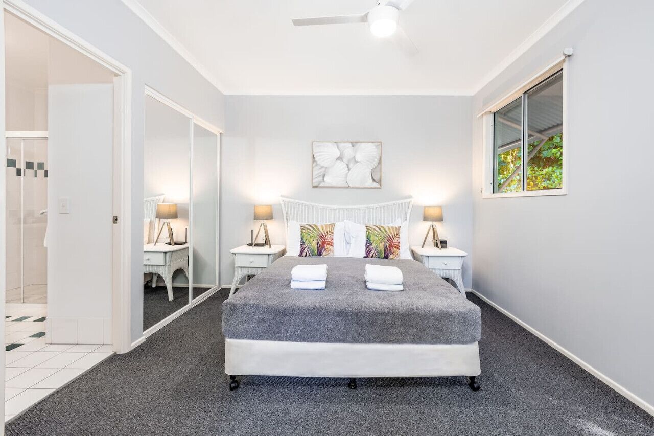 2 habitaciones, escritorio y tabla de planchar con plancha 