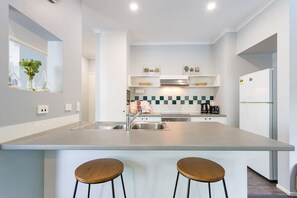 Fridge, microwave, stovetop, dishwasher