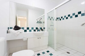Een bad/douchecombinatie, een haardroger, shampoo