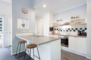 Jääkaappi, mikroaaltouuni, liesi, astianpesukone