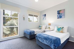 2 bedrooms, iron/ironing board, travel cot, WiFi - Trinity Beach Resort—Lush Tropical Getaway (Trinity Beach)