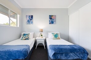 2 bedrooms, free Internet, bed sheets