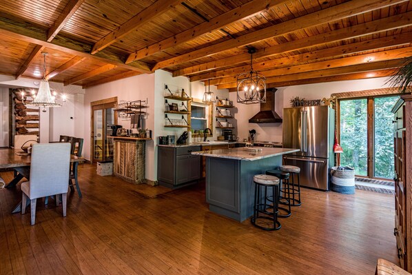 Jääkaappi, mikroaaltouuni, uuni, liesi