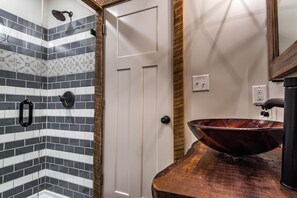 Douche, serviettes fournies