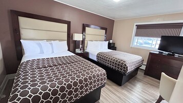 Quarto casal standard | Escrivaninha, espaço de trabalho para notebook, cortinas blackout