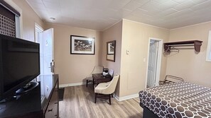 39-inch LCD TV with cable channels, TV - Roger's Motel (Smiths Falls)