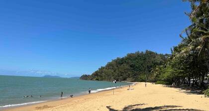 IGLU BY THE SEA @Trinity Beach Grand lit + Loft + Canapé