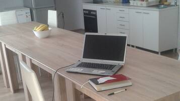 Frigorifero, microonde, forno, pentole/stoviglie/utensili