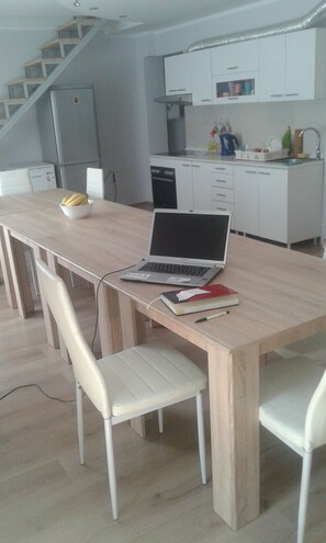 Fridge, microwave, oven, cookware/dishes/utensils - Hostel A&A (Novi Sad)