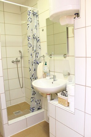 Shower, hair dryer, slippers, towels - Hostel A&A (Novi Sad)