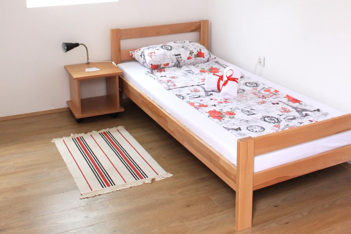 Een bureau, een strijkplank/strijkijzer, gratis babybedden, gratis wifi