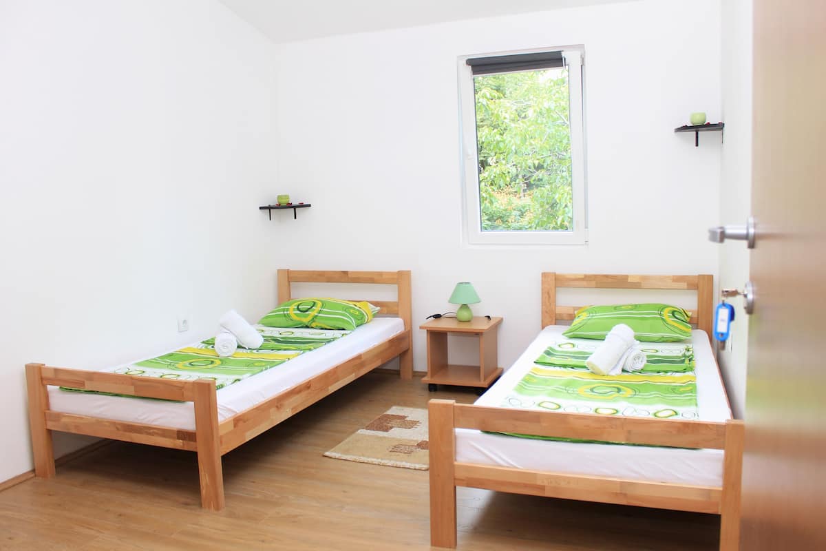 Een bureau, een strijkplank/strijkijzer, gratis babybedden, gratis wifi