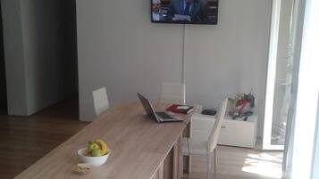Een koelkast, een microgolfoven, een oven, kookgerei, borden en bestek