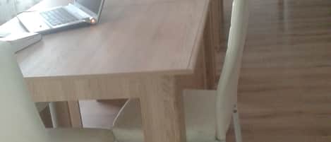 Kühlschrank, Mikrowelle, Ofen, Kochgeschirr/Geschirr/Besteck