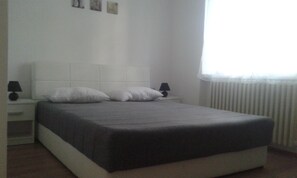 Deluxe Double Room | Desk, iron/ironing board, free WiFi, bed sheets - Hostel A&A (Novi Sad)