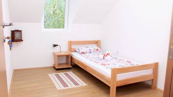 Una scrivania, ferro/asse da stiro, culle/letti per bambini (gratuiti)