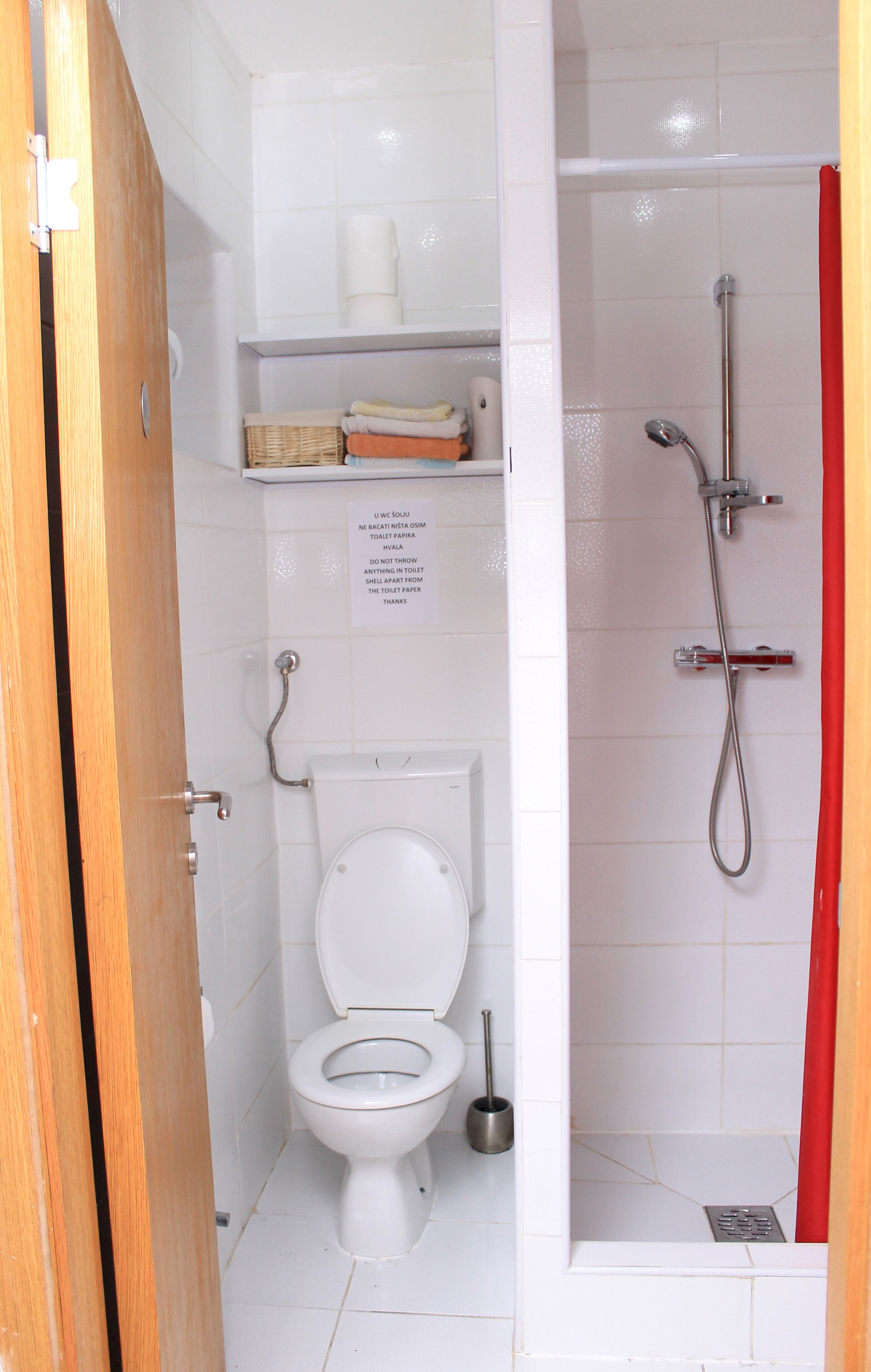 Dusche, Haartrockner, Hausschuhe, Handtücher