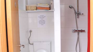 Doccia, asciugacapelli, pantofole, asciugamani