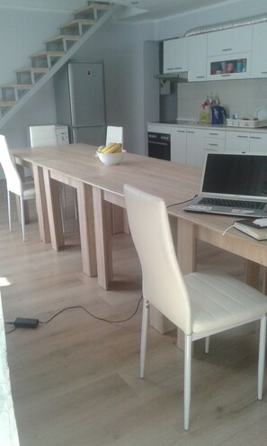 Fridge, microwave, oven, cookware/dishes/utensils - Hostel A&A (Novi Sad)