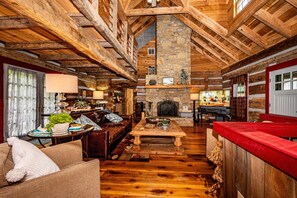 Fernseher, Kamin, DVD-Player, Bücher