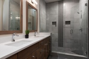A modern bathroom with two sinks, a large mirror, and a walk-in shower. - Bend Milepost 1  townhome - Mt. Bachelor, bike trails, golf  (Bend)