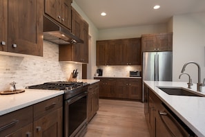 冰箱、微波炉、烤箱、炉灶