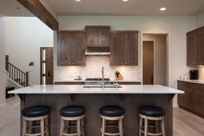 冰箱、微波炉、烤箱、炉灶