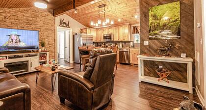 "CREEKSIDE ESCAPE" CABIN ON ROARING CREEK, HOT TUB, 2/2, BRYSON CITY