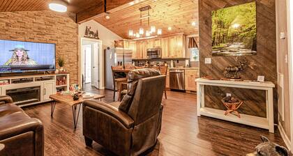 CABIN ON ROARING CREEK, NEWLY RENOVATED W/HOT TUB, 2/2, BRYSON CITY