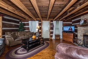 TV, fireplace, DVD player, books - 4 BR, 2 BA Log Cabin, charming mix of old and new, close to village of Story (Nashville)