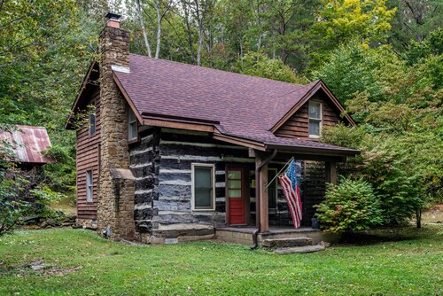 4 BR, 2 BA Log Cabin, charming mix of old and new, close to village of Story