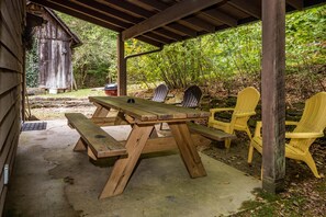 Property grounds - 4 BR, 2 BA Log Cabin, charming mix of old and new, close to village of Story (Nashville)