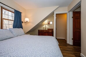 3 bedrooms, WiFi, bed sheets - 3BR, 2BA Cabin in the woods with hot tub and dog allowed (Nashville)