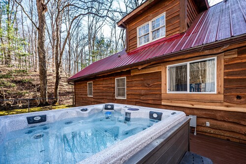 3BR, 2BA Cabin in the woods with hot tub and dog allowed