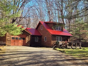 Exterior - 3BR, 2BA Cabin in the woods with hot tub and dog allowed (Nashville)