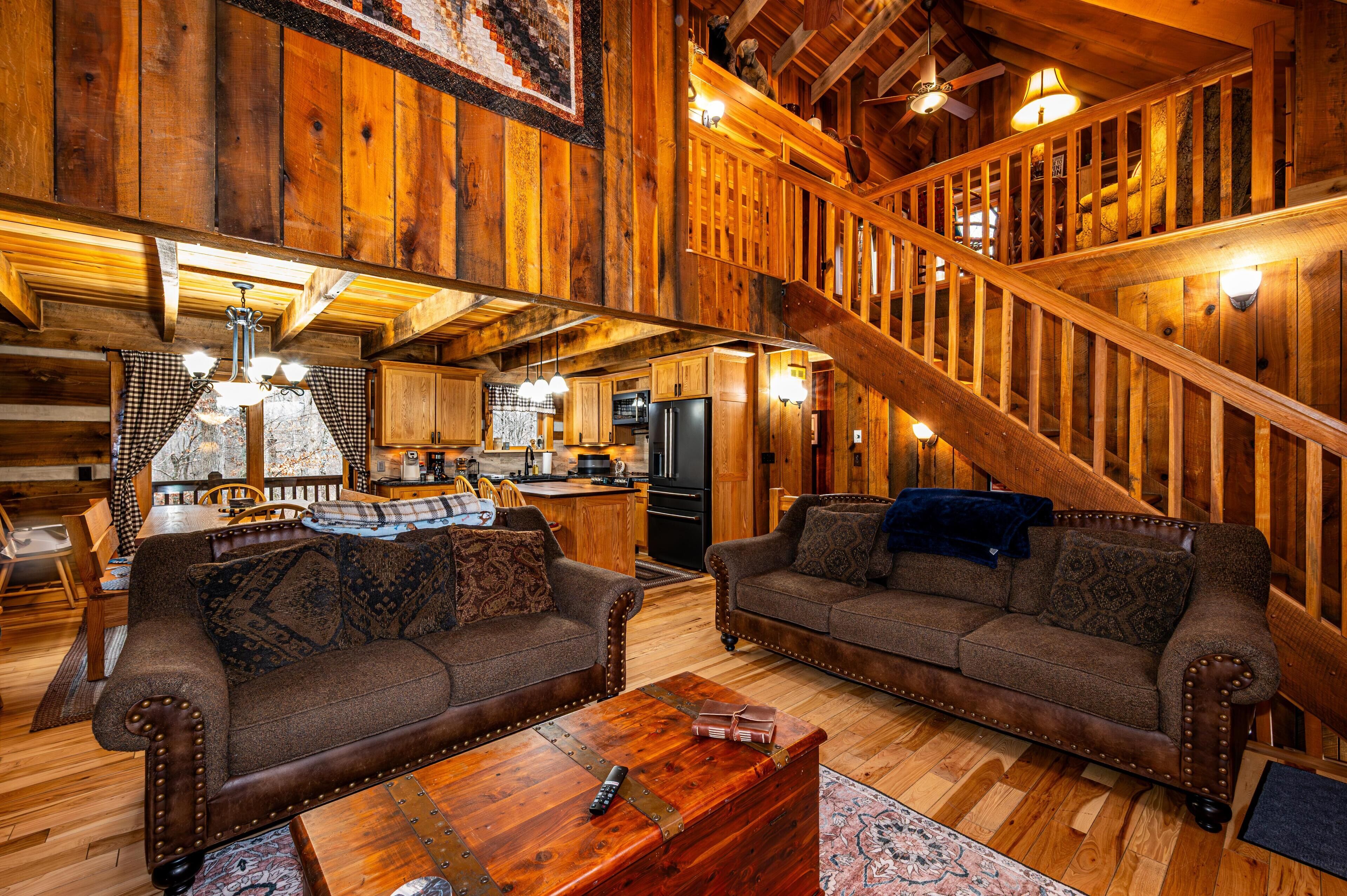 Älytelevisio, takka, pöytäjalkapallopöytä, kirjoja